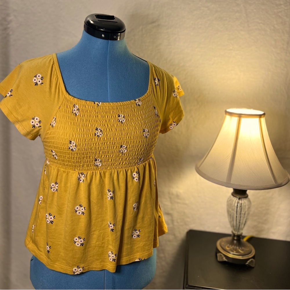Old Navy - Cute Yellow Daisy Shirt - Girls Size 10-12 🌼